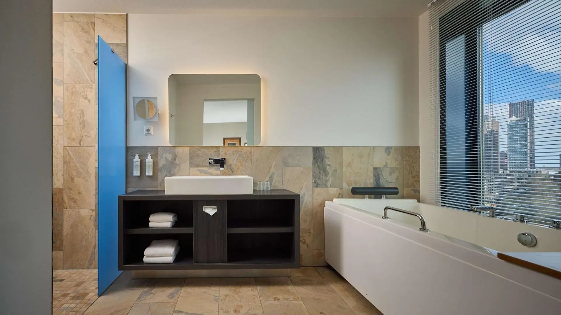 Mainport Hotel Rotterdam, A Hilton Affiliate Hotel
