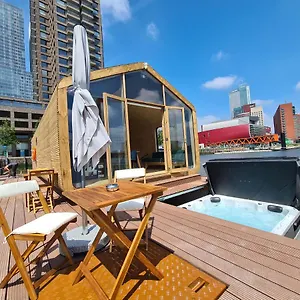 https://wikkelboat-nr5-at-floating-rotterdam-rijnhaven.zandvoort-hotels.com