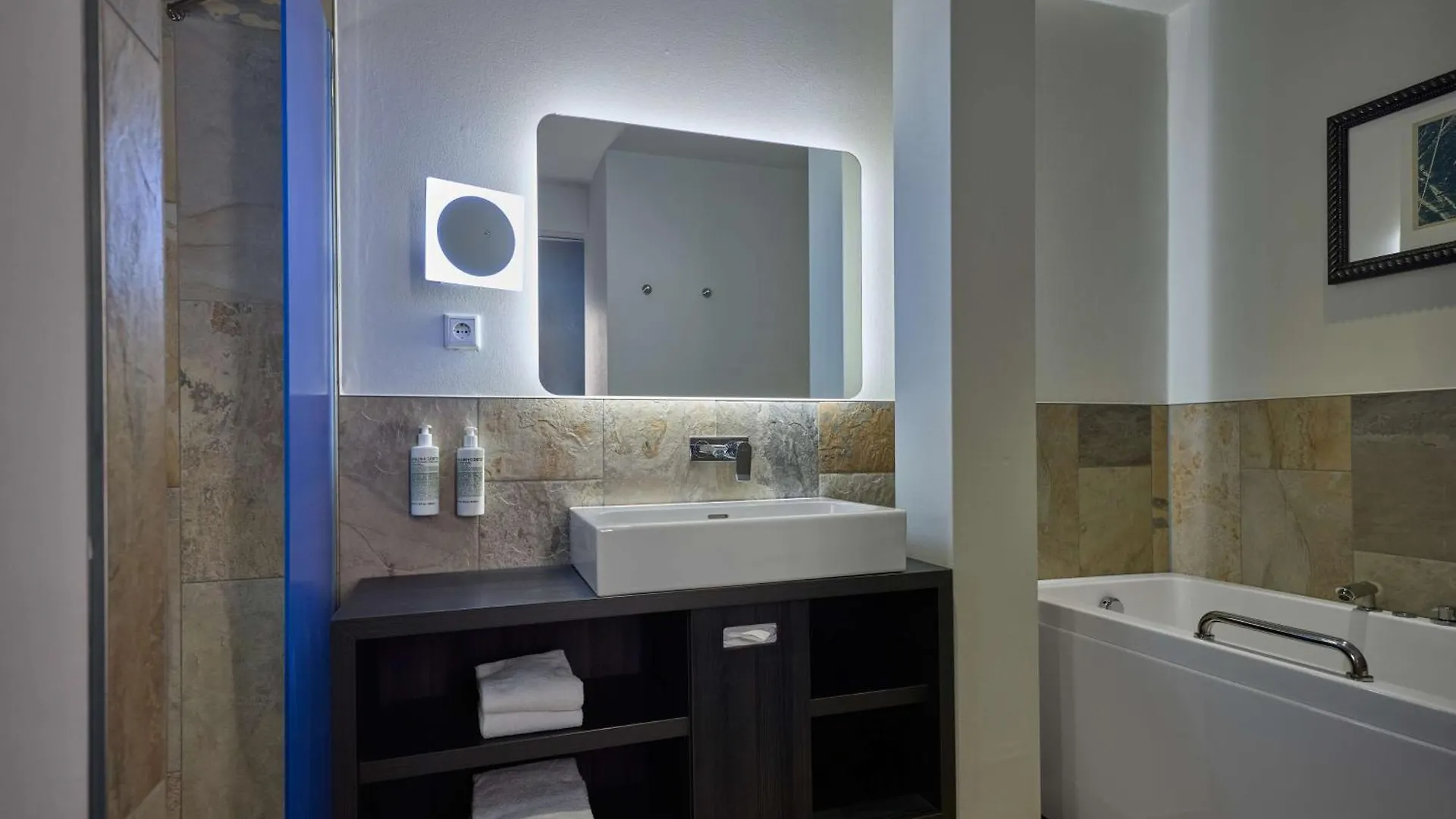 Mainport Hotel Rotterdam, A Hilton Affiliate Hotel